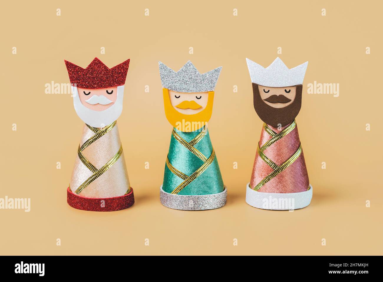 Les trois sages sur fond beige.Concept pour la journée Dia de Reyes Magos.Trois sages Banque D'Images