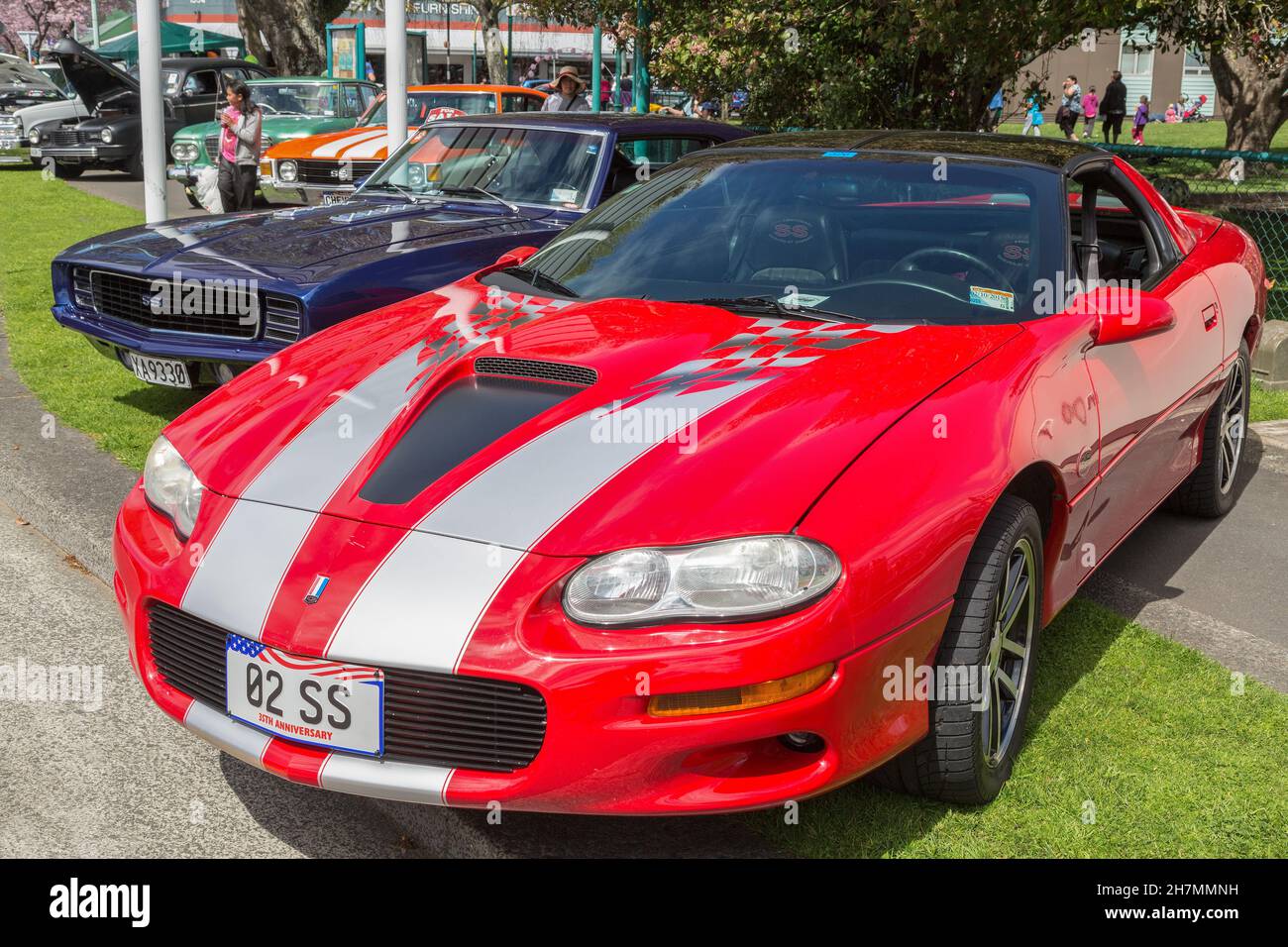 Une Camaro 2002 de Chevrolet rouge vif lors d'un salon de voiture classique Banque D'Images