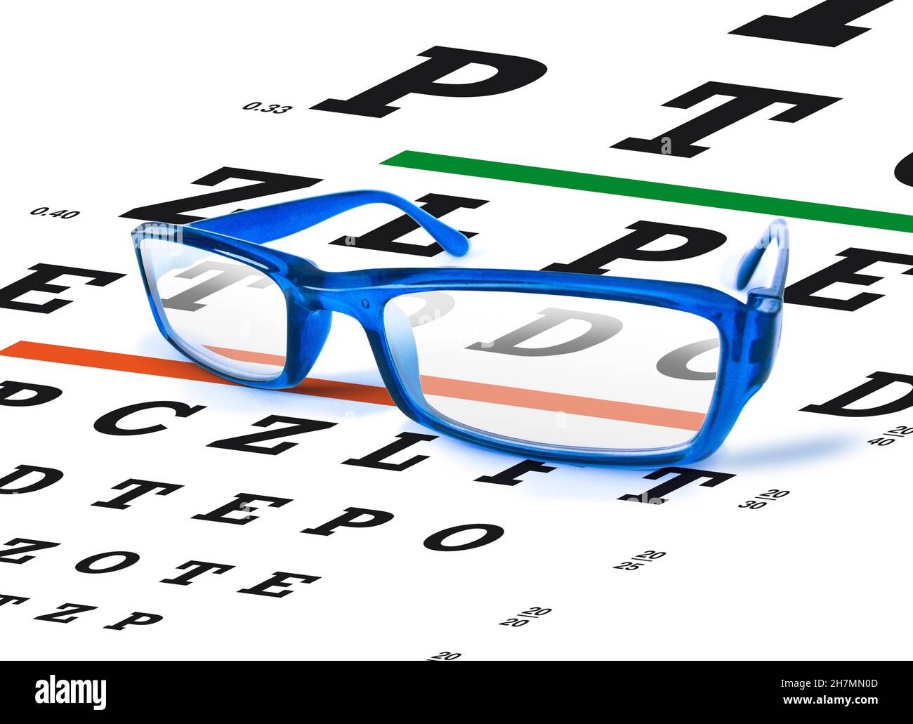 Lunettes bleues sur le graphique de test oculaire Banque D'Images