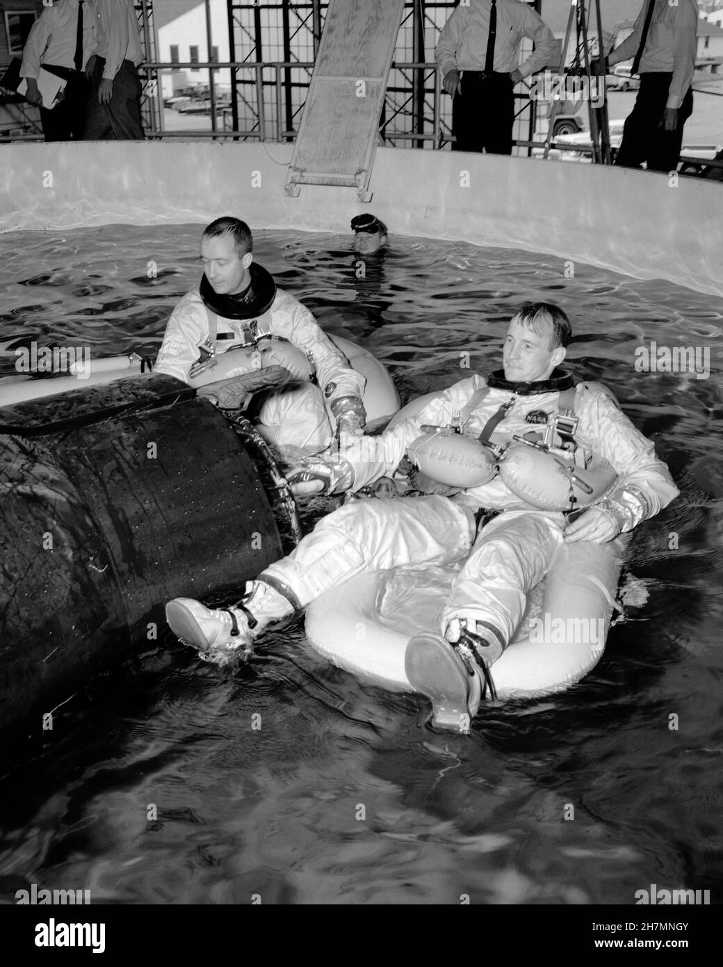 (29 mars 1965) --- l'équipage principal Gemini-Titan 4, les astronautes James A. McDivitt (à gauche), pilote de commandement, et Edward H. White II, pilote, sont photographiés pendant l'entraînement d'évacuation de l'eau à la base aérienne d'Ellington, Texas. Banque D'Images