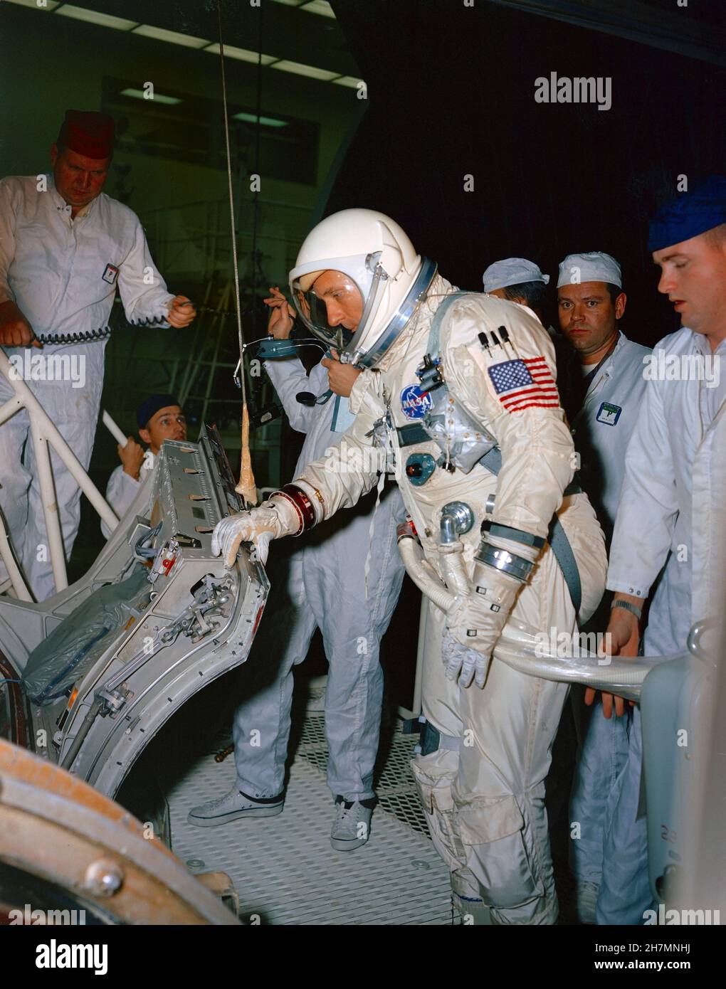 (8 février 1966) --- l'astronaute Thomas P. Stafford, pilote de commandement de l'équipage principal Gemini-9, suit une formation de familiarisation avec l'engin spatial Gemini-9 à l'usine McDonnell de St. Louis Banque D'Images