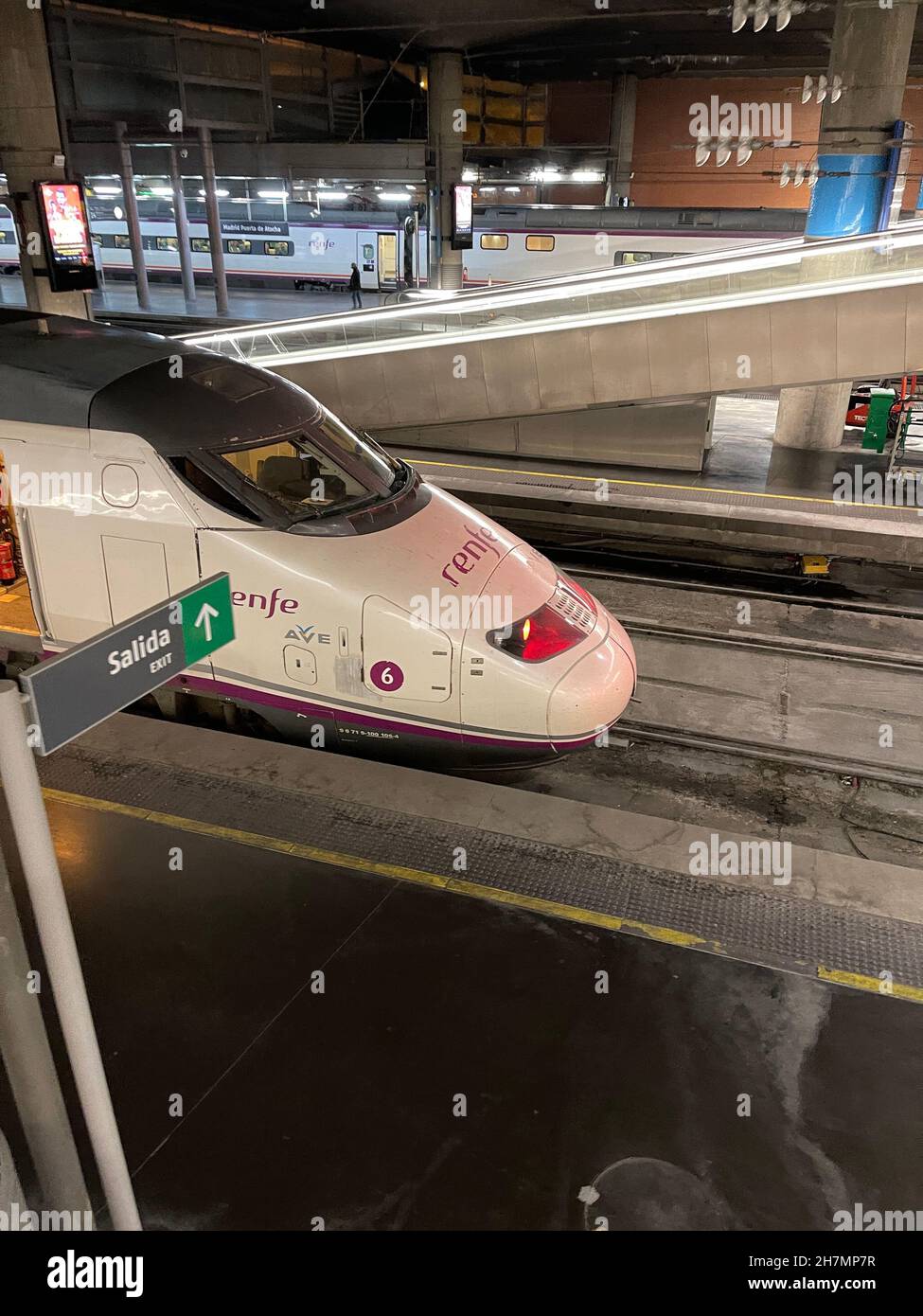 Train à grande vitesse à la gare d'Atocha Banque D'Images