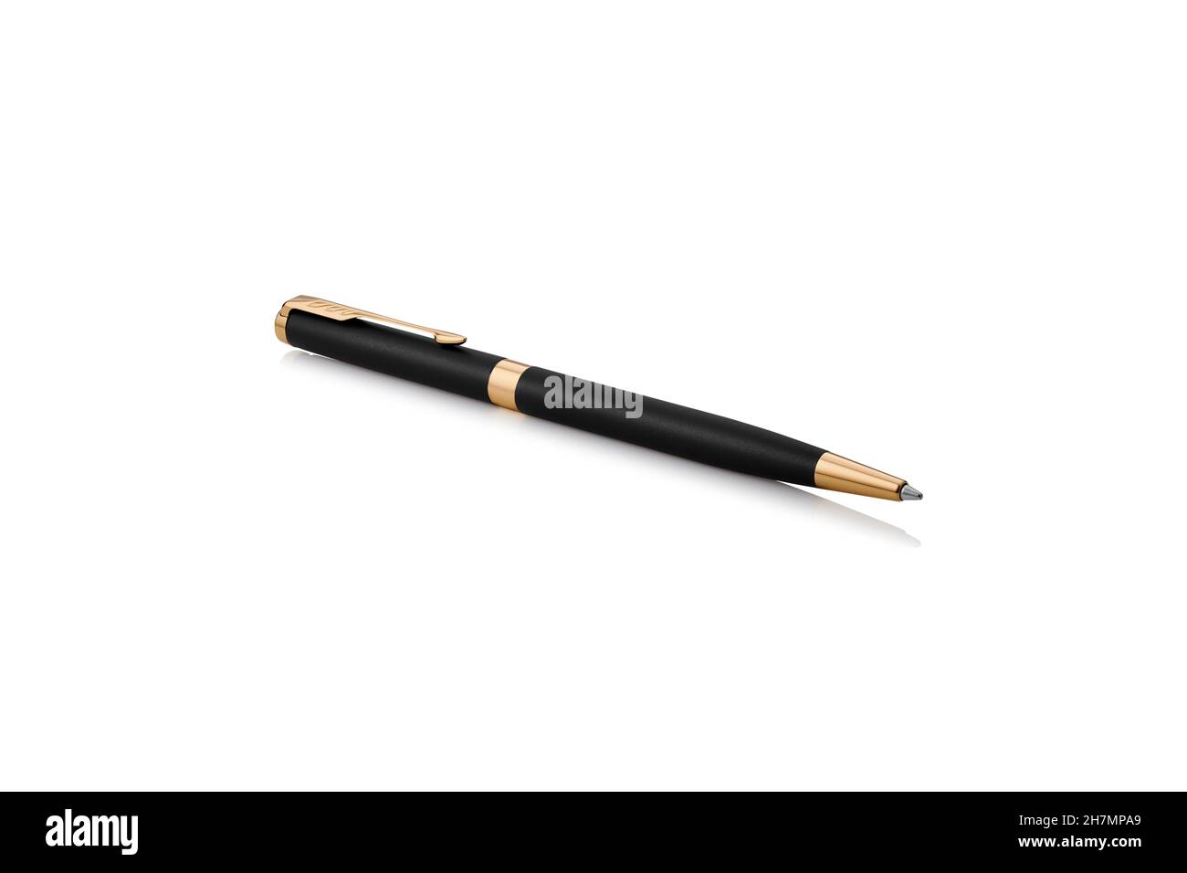 Stylo noir et or isolé sur fond blanc.Stylo rétro en métal noir de luxe pour l'identité de l'entreprise et la marque de la papeterie.Photo de haute qualité Banque D'Images