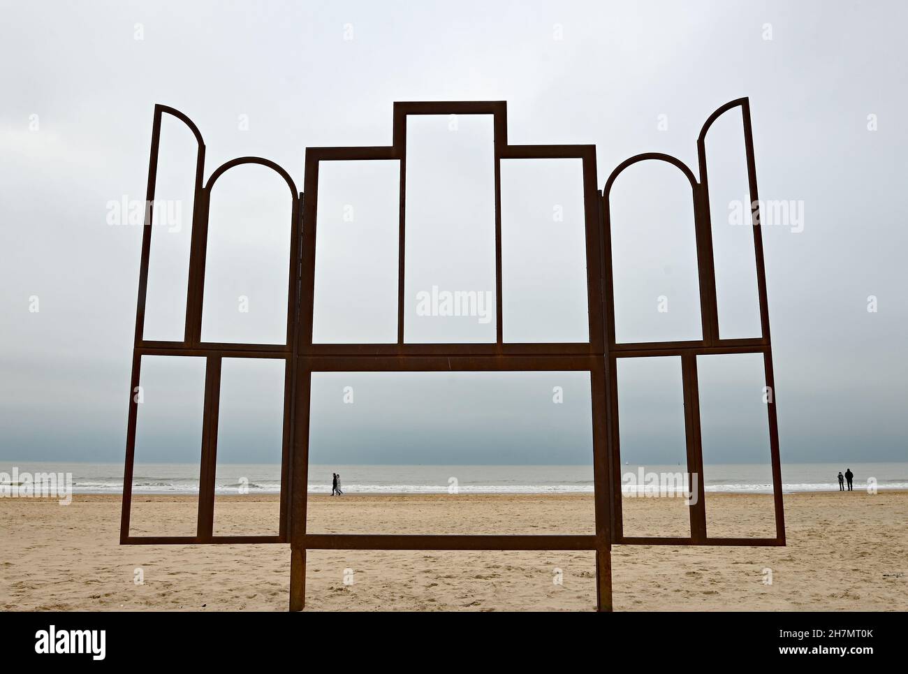 Plage d'Ostende vue à travers un cadre en métal le jour de novembre Banque D'Images Plage d'Ostende vue à travers un cadre en métal le jour de novembre Banque D'Images