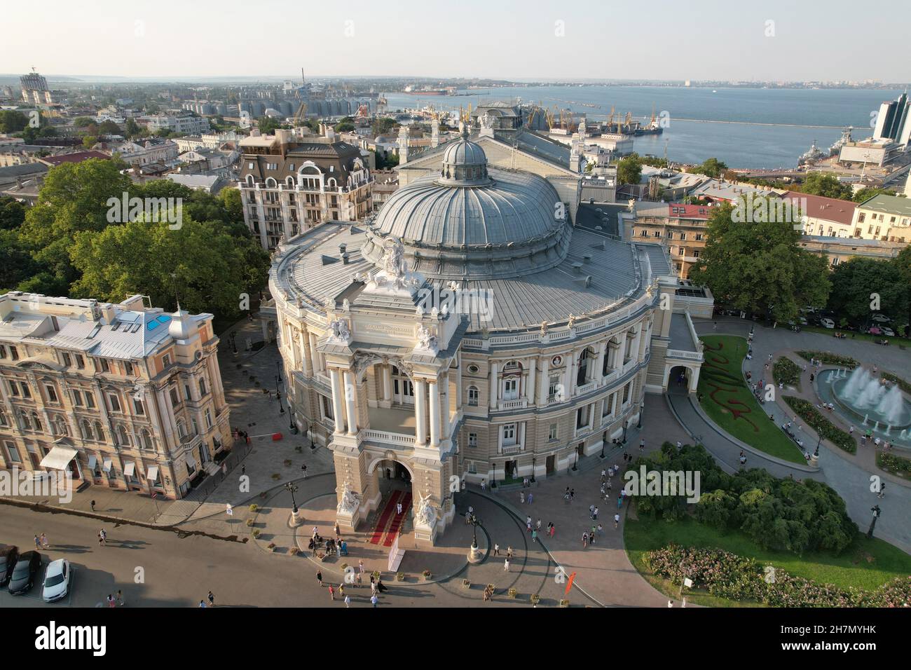 Vue aérienne, Théâtre académique national d'Opéra et de Ballet d'Odessa (Helix) volant au-dessus du Théâtre d'Opéra Banque D'Images