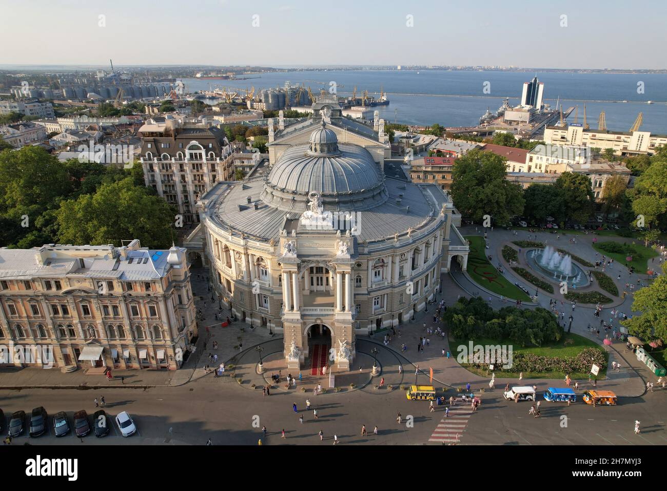Vue aérienne, Théâtre académique national d'Opéra et de Ballet d'Odessa (Helix) volant au-dessus du Théâtre d'Opéra.Odessa, Ukraine Banque D'Images