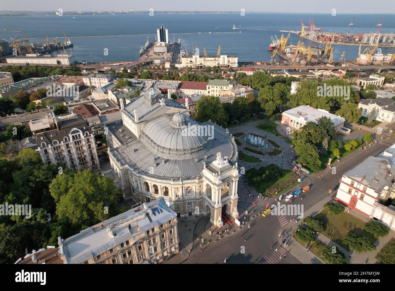 Vue aérienne, Théâtre académique national d'Opéra et de Ballet d'Odessa (Helix) volant au-dessus du Théâtre d'Opéra.Odessa, Ukraine Banque D'Images