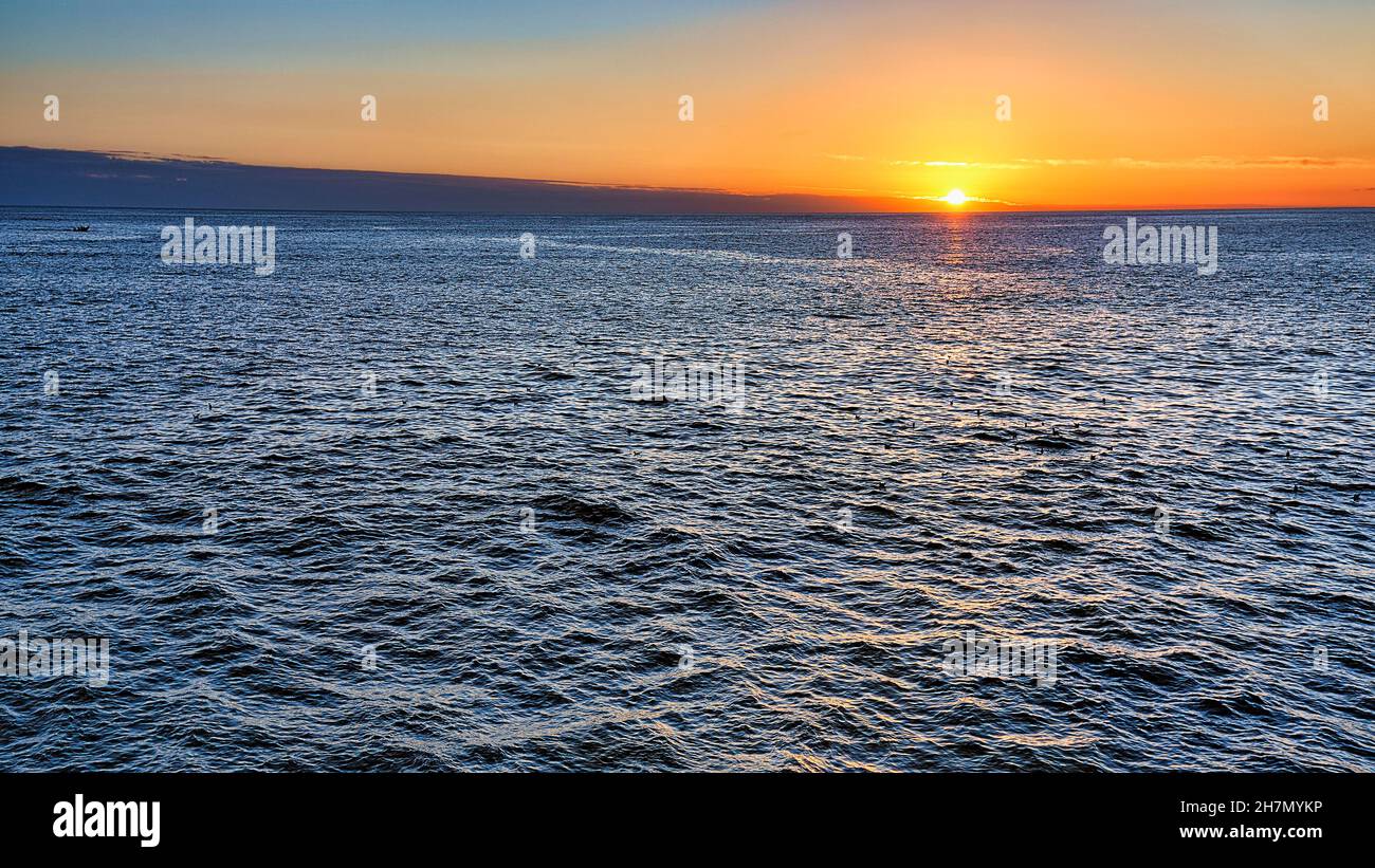 Coucher de soleil au bord de la mer, Cardigan Bay, Aberystwyth, Ceredigion, pays de Galles,Royaume-Uni Banque D'Images
