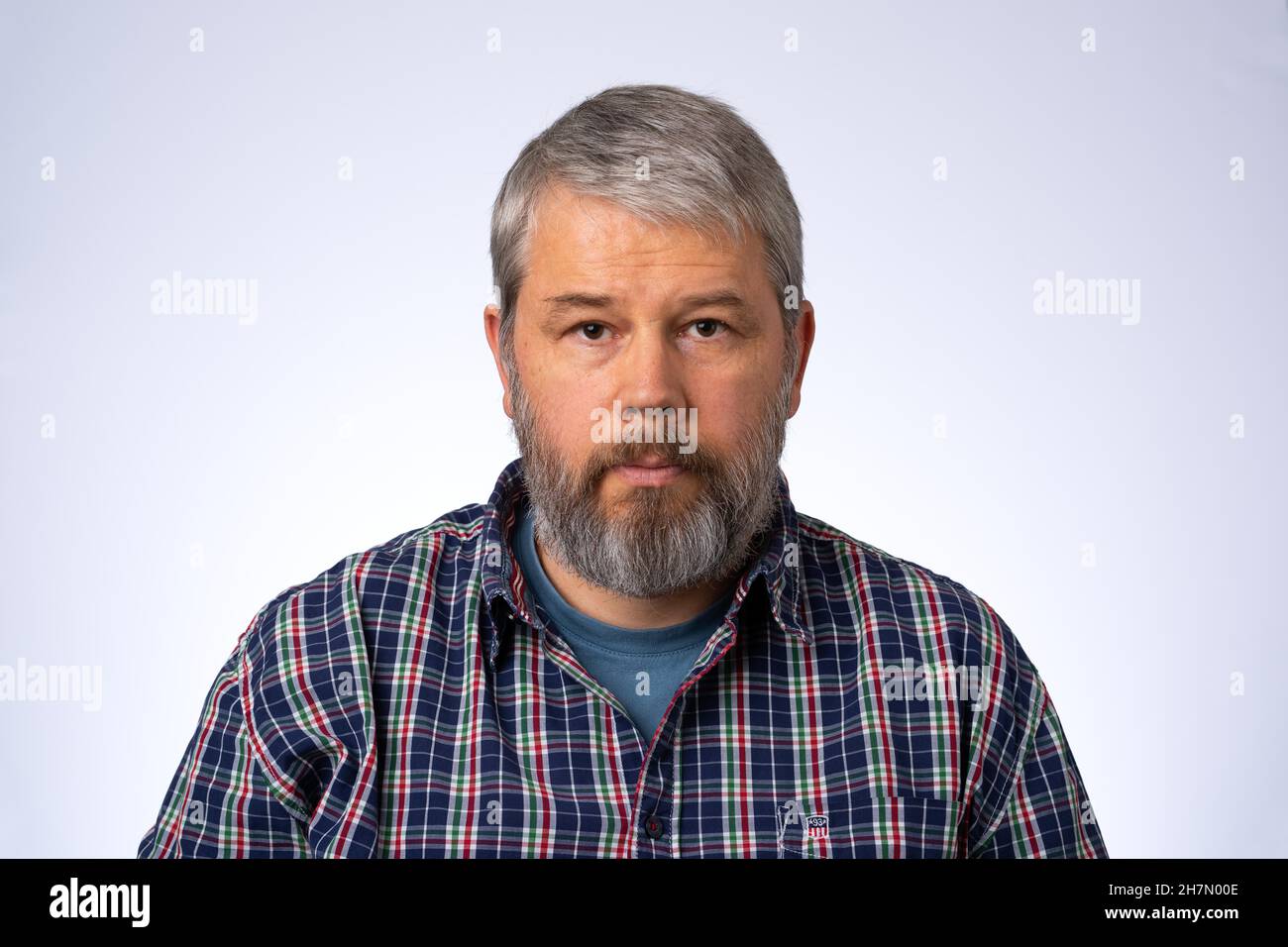 Homme avec une barbe complète, 54 ans, regardant dans l'appareil photo Banque D'Images