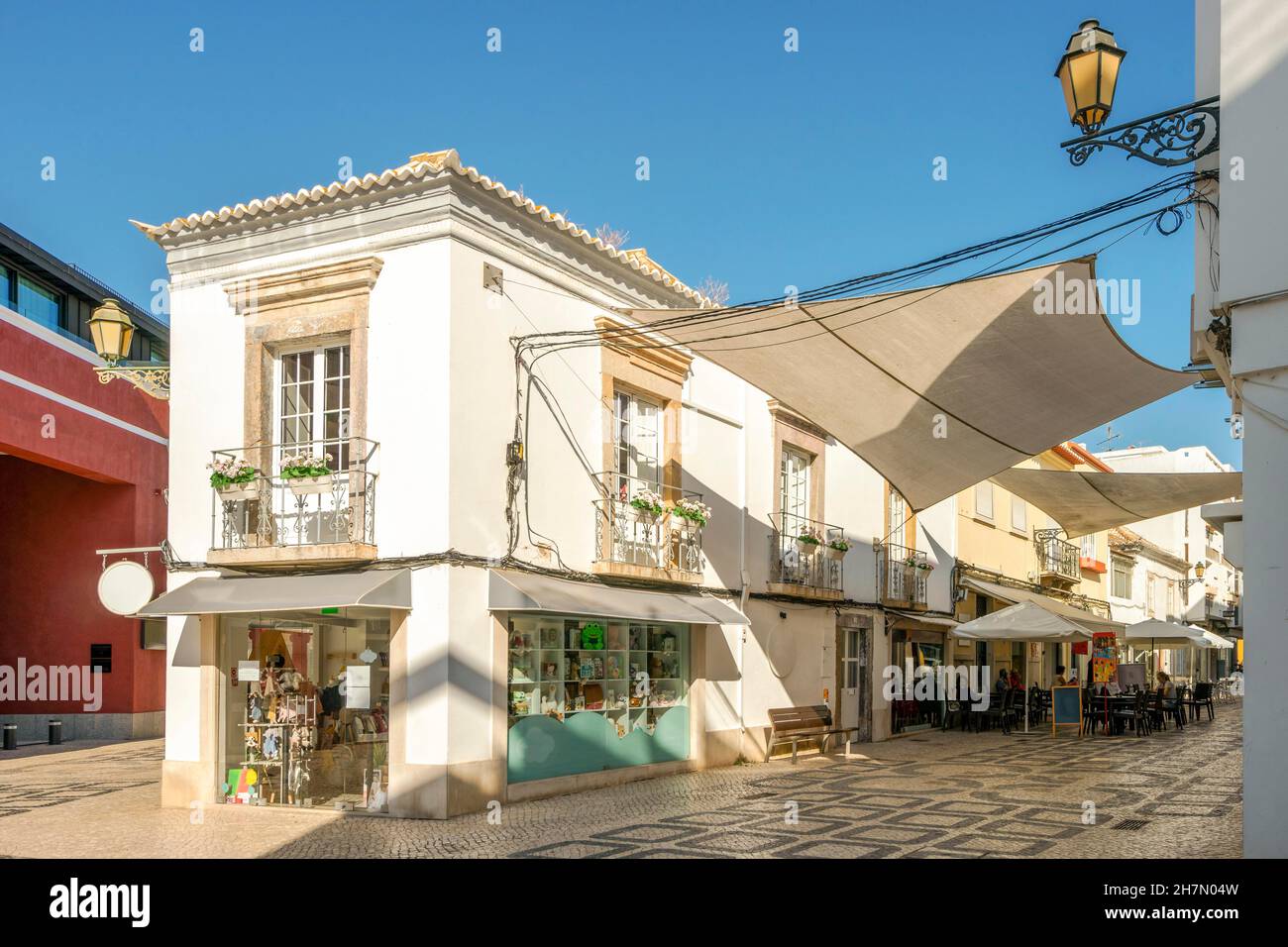 Rues charmantes avec maisons traditionnelles à Faro, capitale de l'Algarve, Portugal Banque D'Images