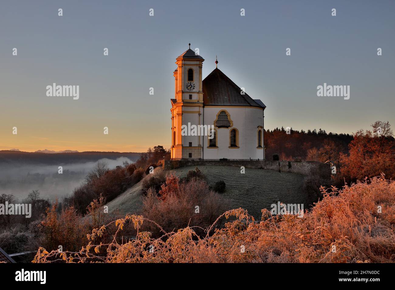 Marienberg pèlerinage église au lever du soleil, vue sur la vallée de la Salzach aux Alpes de Chiemgau, Burghausen, haute-Bavière, Bavière, Allemagne Banque D'Images
