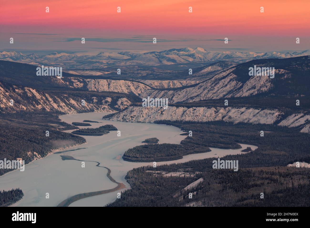 Fleuve Yukon glacé, atmosphère d'hiver près de Dawson City, ciel rose intense, territoire du Yukon, Canada Banque D'Images