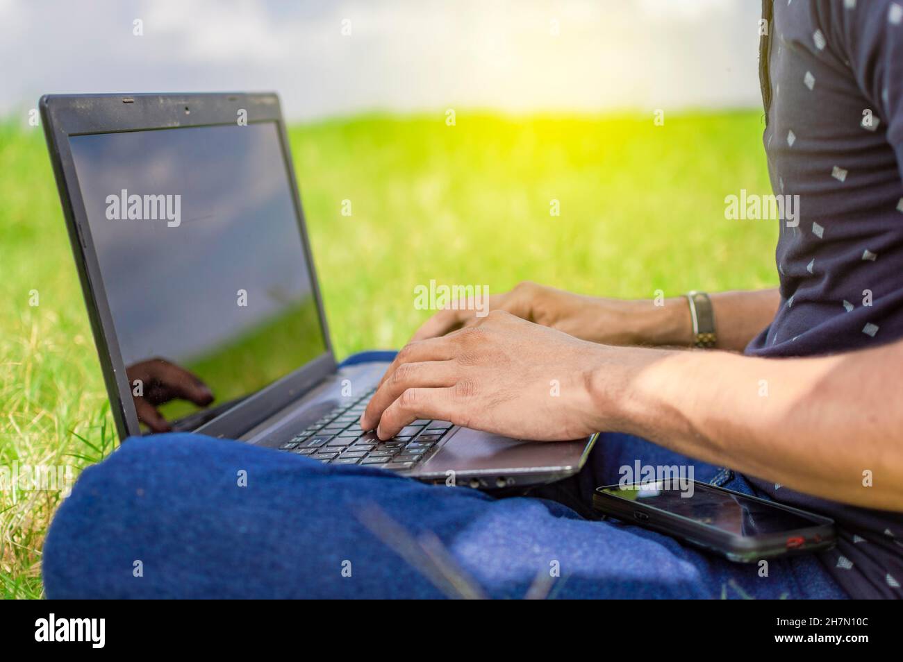 Mains sur le clavier de l'ordinateur portable, gros plan des mains sur le clavier Banque D'Images