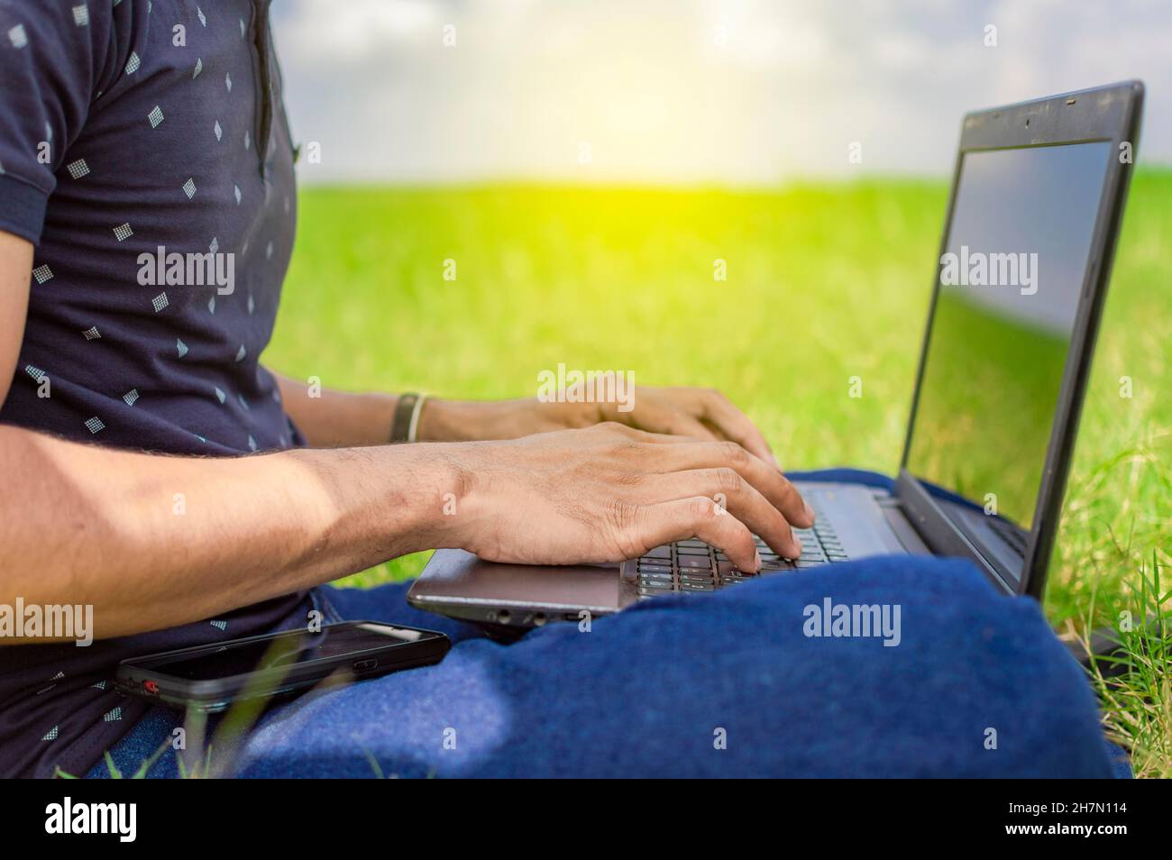 Mains sur le clavier de l'ordinateur portable, gros plan des mains sur le clavier Banque D'Images
