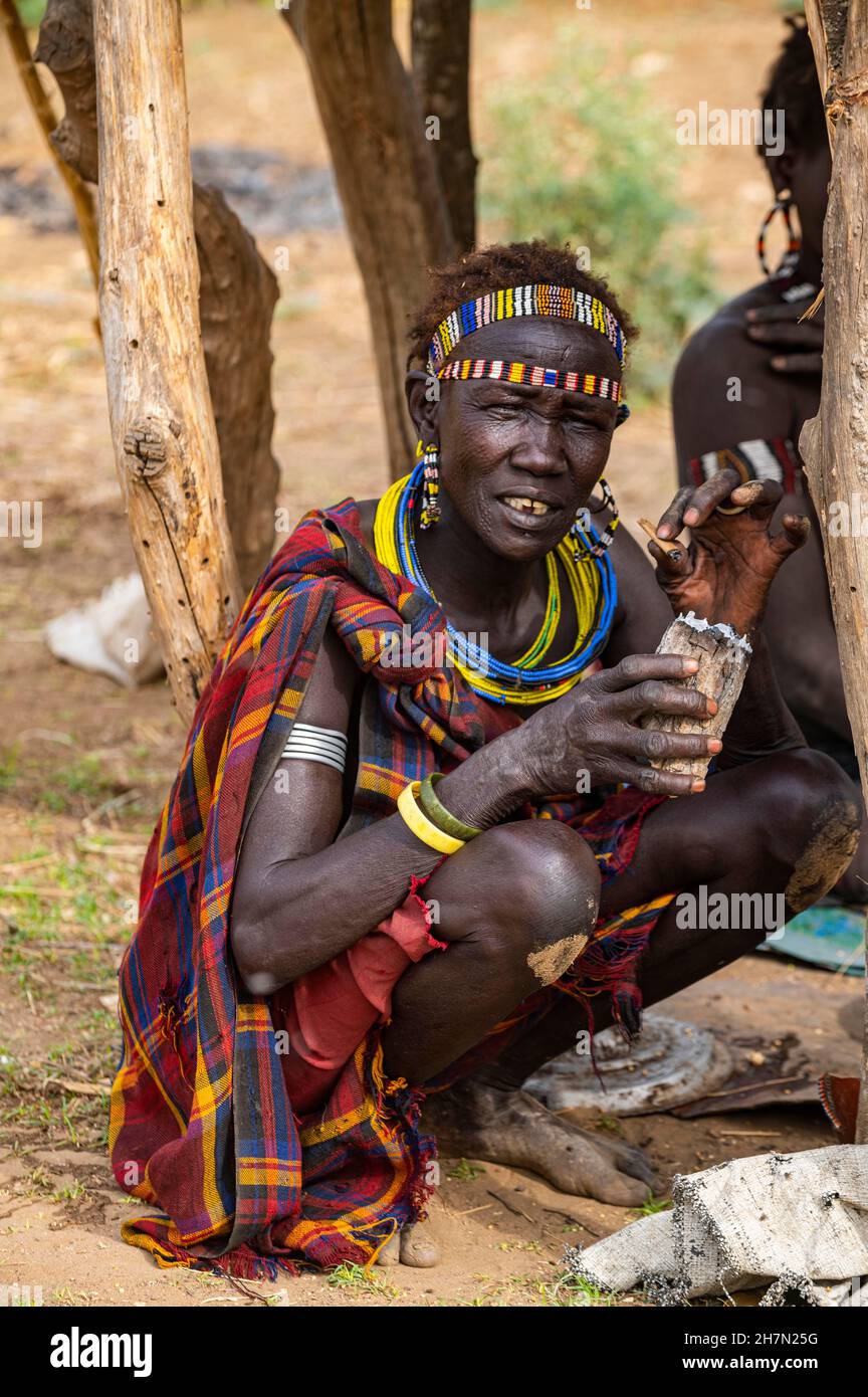 Femmes traditionnelles vêtues fumeurs, tribu Jiye, État de l'Equatoria orientale, Soudan du Sud Banque D'Images