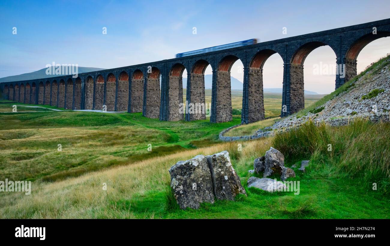 Pittoresque vallée de campagne (locomotive, célèbre Viaduc de Ribblehead, lumière du soleil sur les arches de briques, hautes collines) - North Yorkshire Dales, Angleterre Royaume-Uni. Banque D'Images
