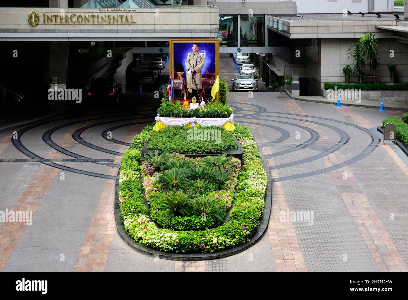 Imaginez le roi de Thaïlande Maha Vajiralongkorn en face de l'hôtel Intercontinental, Bangkok, Thaïlande Banque D'Images