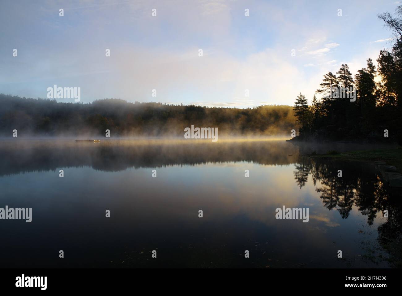 Le brouillard matinal débouche sur un lac au lever du soleil, Bullaren, Vasstoppen, Bohuslaen, Suède de l'Ouest,Scandinavie, Suède Banque D'Images