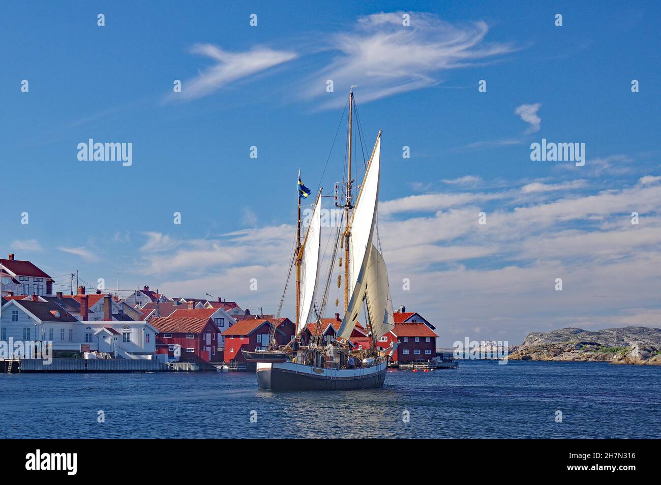 Bateau à voile en face des petites îles et de l'archipel, Gullholmen, Orust, Bohuslaen, ouest de la Suède,Scandinavie, Suède Banque D'Images