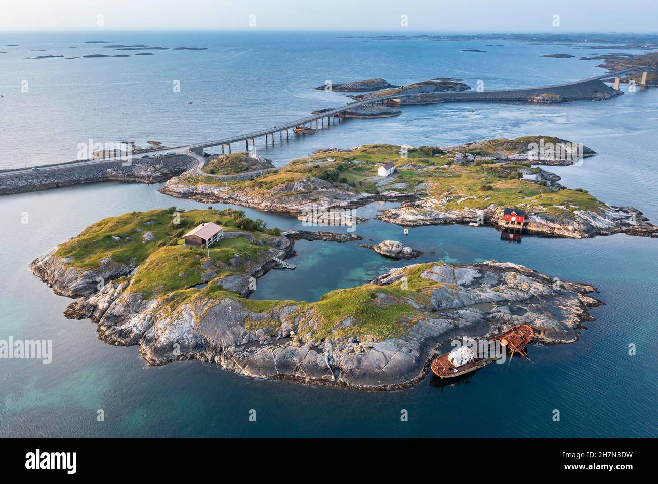 Petites îles et naufrage le long du détroit de l'Atlantique, Atlanterhavsveien, More og Romsdal, Norvège Banque D'Images