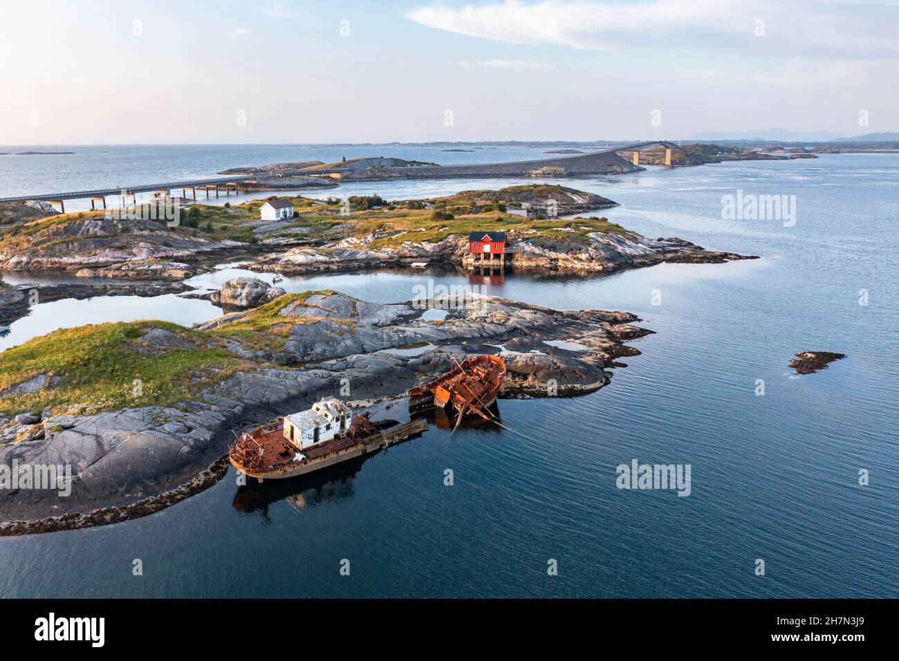 Petites îles et naufrage le long du détroit de l'Atlantique, Atlanterhavsveien, More og Romsdal, Norvège Banque D'Images