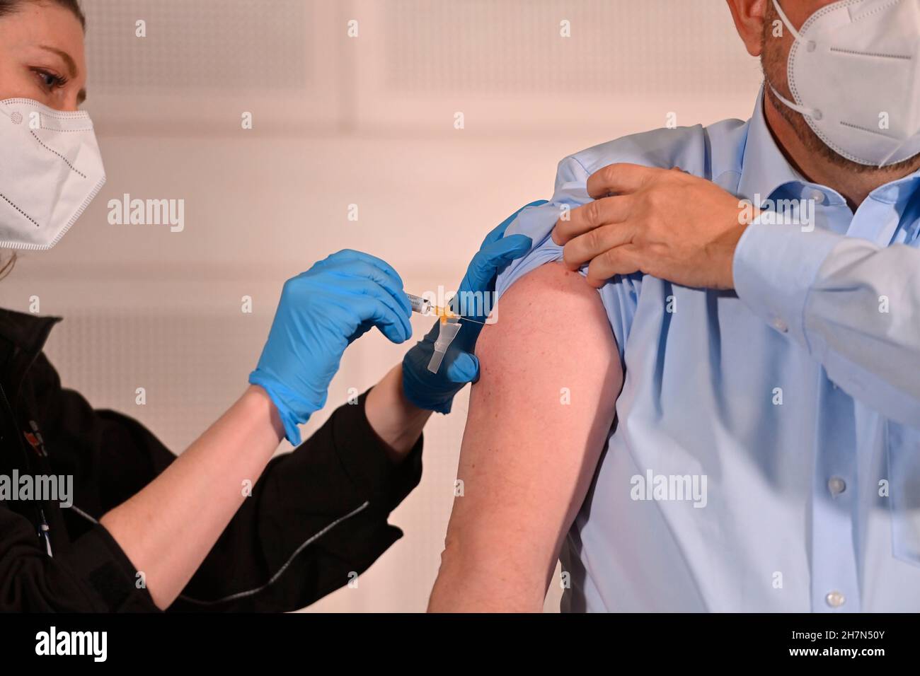 Le docteur Swetlana SCHUETZ vaccine Klaus HOLETSCHEK (CSU, ministre de la Santé de Bavière), en gros plan, met sur la seringue.Rendez-vous à la presse pour la vaccination contre la grippe le Premier ministre Soeder et le ministre de la Santé Holetschek le 24 novembre 2021 à la Chancellerie d'État bavaroise à Munich. Banque D'Images