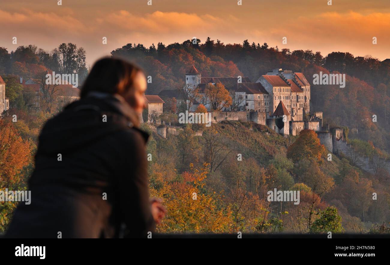 Jeune femme bénéficiant de la lumière du soir d'automne devant le château de Burghausen, Burghausen, haute-Bavière, Bavière, Allemagne Banque D'Images