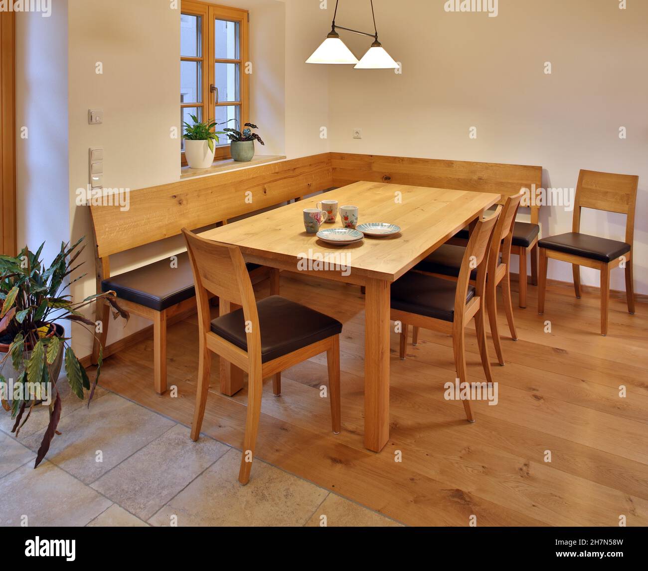 Table de salle à manger avec banc d'angle et chaises en bois massif,  menuiserie, design et fabrication ASE Wohnkultur, Tittmoning,  haute-Bavière, Bavière Photo Stock - Alamy