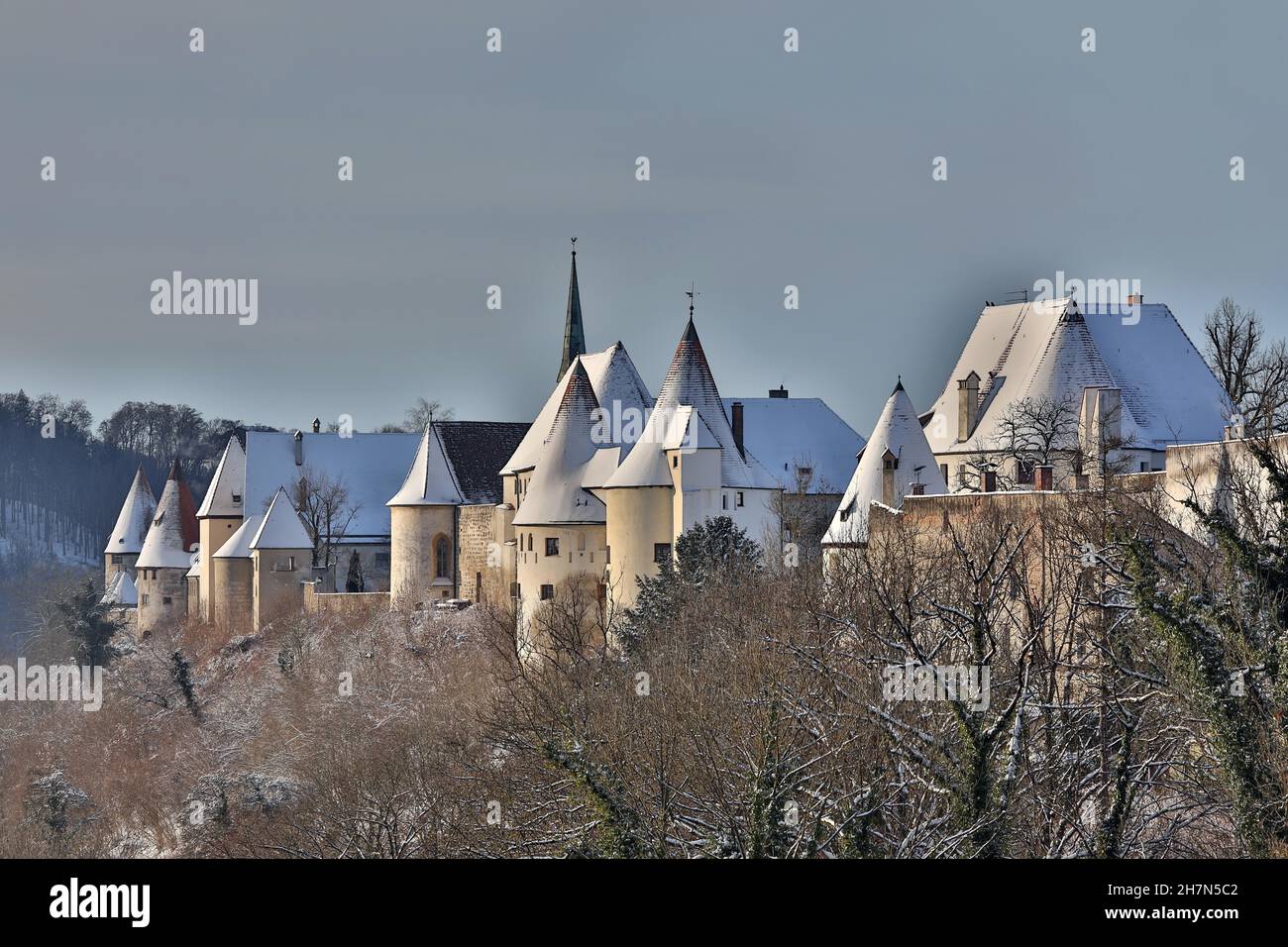 Château couvert de neige dans la lumière du matin, Burghausen, haute-Bavière, Bavière, Allemagne Banque D'Images