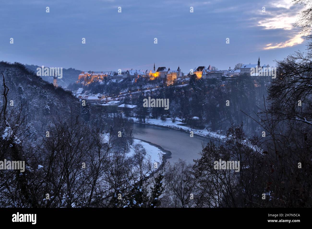 Complexe de châteaux illuminés avec chapelle en hiver, crépuscule, Burghausen, haute-Bavière, Bavière,Allemagne Banque D'Images