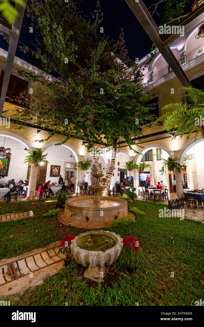 Belle cour d'un hôtel colonial à Valladolid, Yucatan, Mexique Banque D'Images