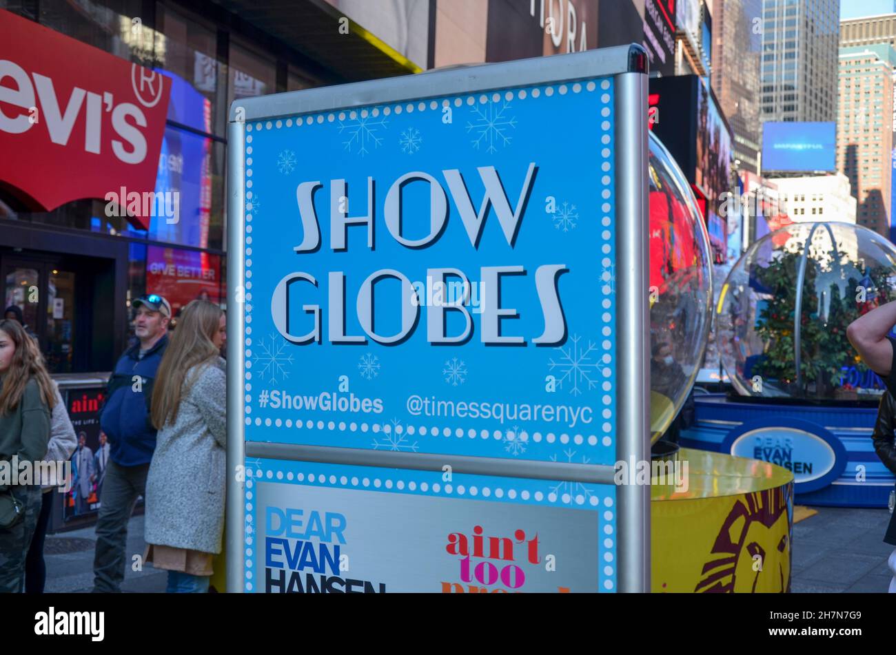 NEW YORK, ÉTATS-UNIS - 06 novembre 2021 : le Times Square a dévoilé quatre globes de neige géants inspirés par certaines des comédies musicales les plus populaires de Broadway Banque D'Images