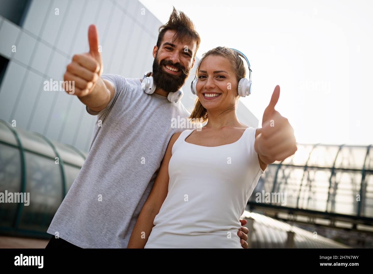Couple de coureurs heureux s'exerçant à l'extérieur dans le cadre d'un mode de vie sain.Concept de course à pied sport Banque D'Images