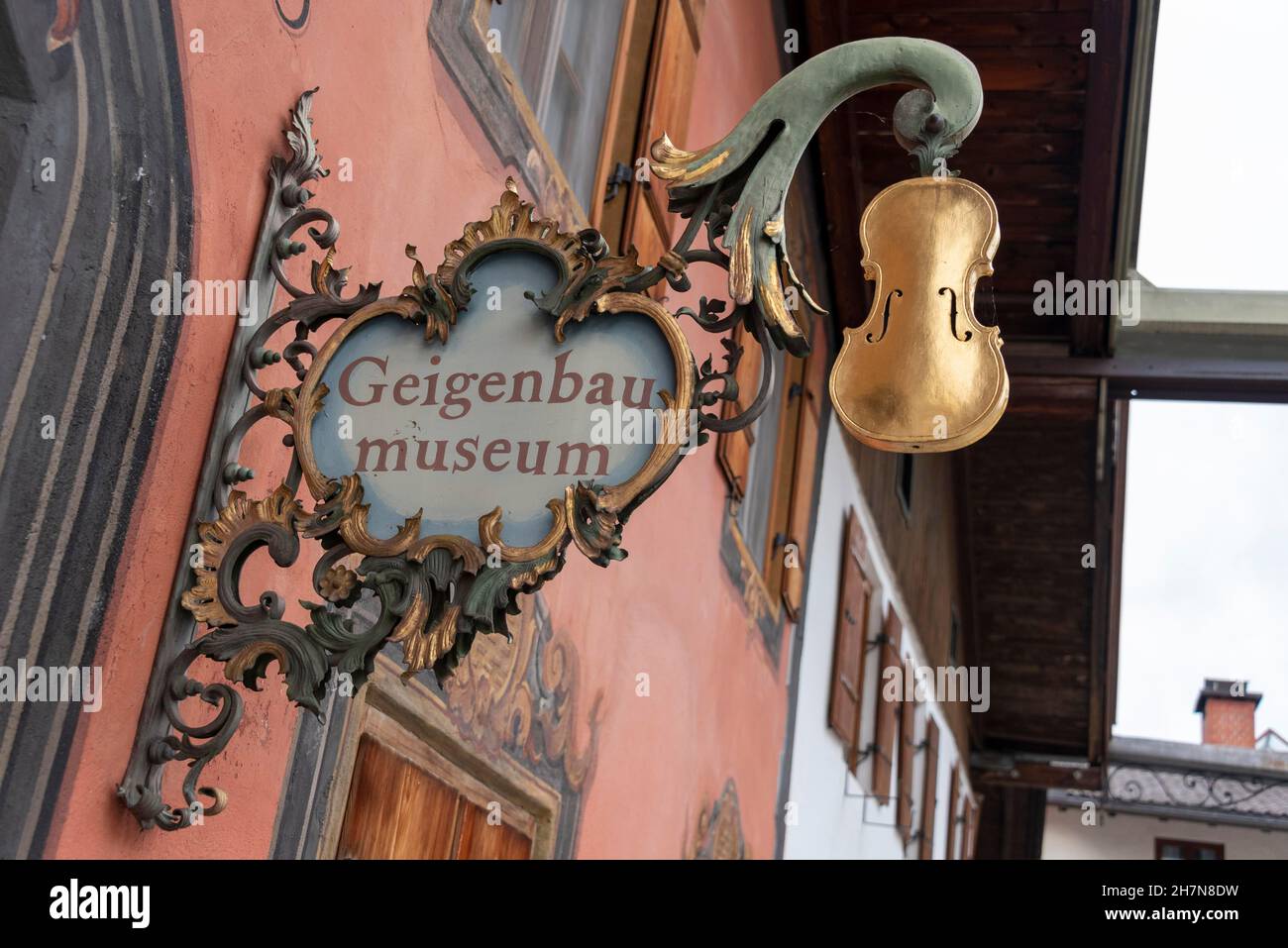 Enseigne suspendue au musée de la fabrication du violon, Mittelwald, Bavière, Allemagne Banque D'Images