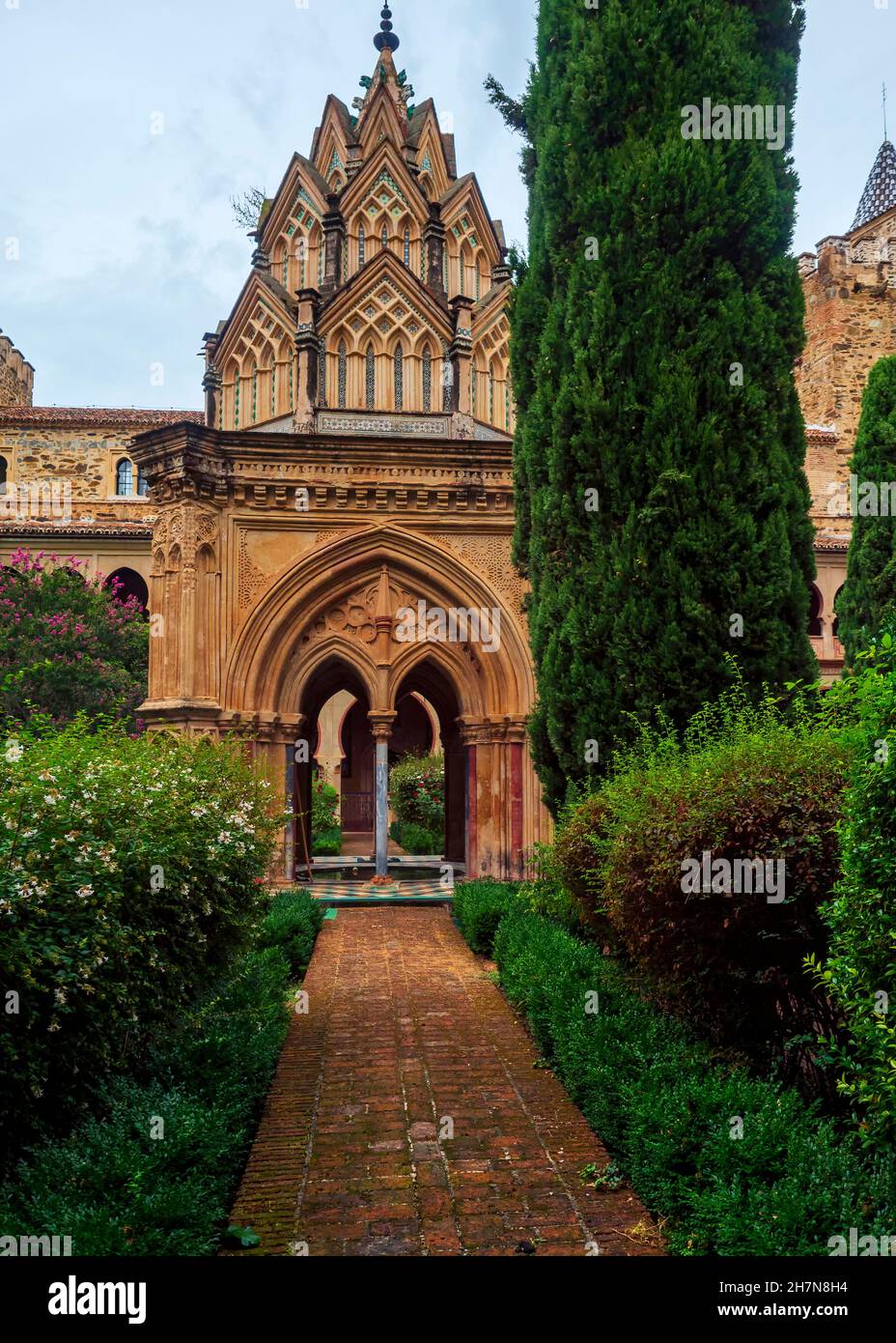 Détail de l'architecture gothique et mudejar dans le jardin du monastère de la Vierge de Guadalupe en Estrémadure. Banque D'Images