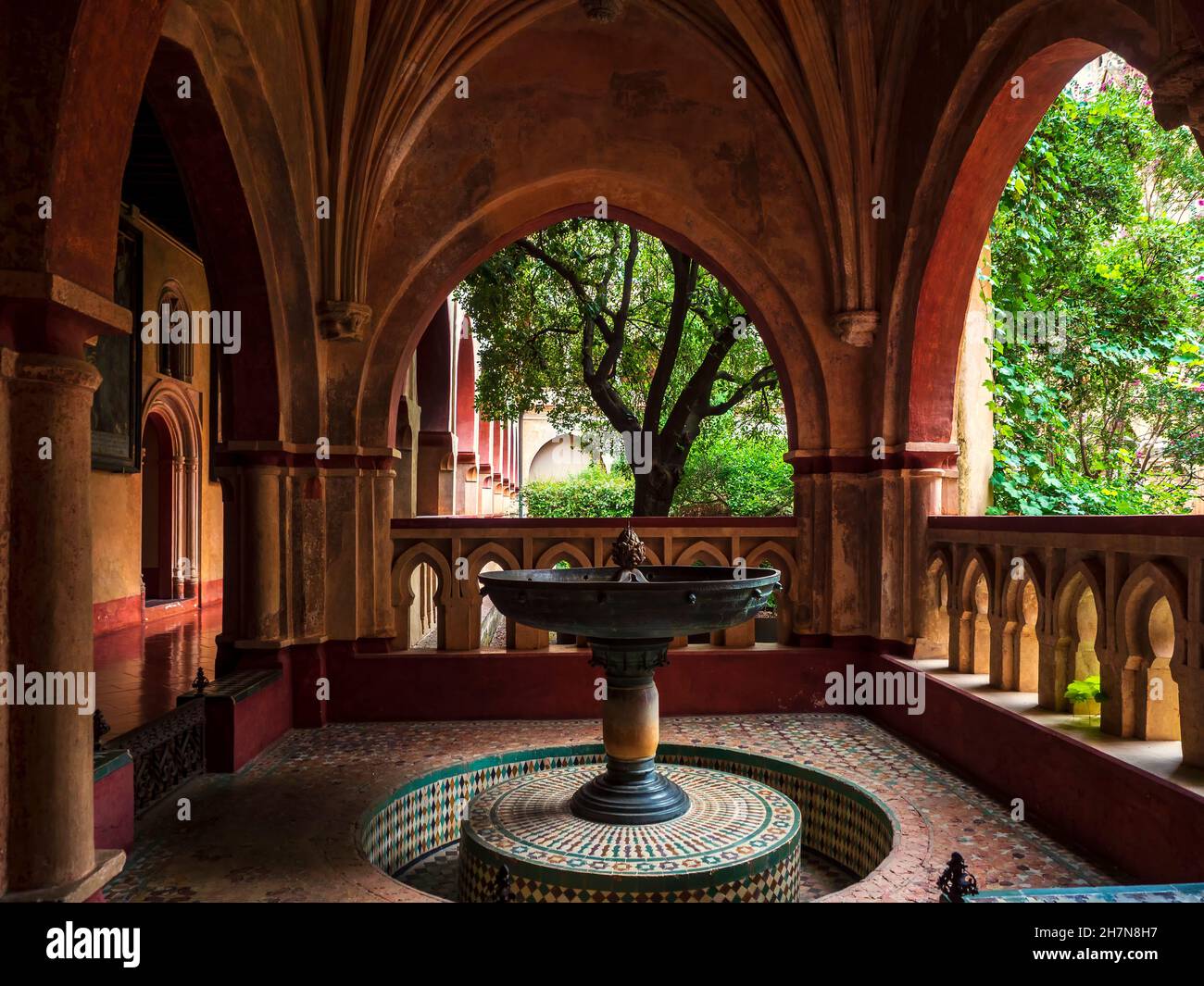 Guadeloupe, Estrémadure, Espagne.09/13/2021 Fontaine de pierre sous les arches du monastère de la Vierge de Guadalupe en Estrémadure. Banque D'Images