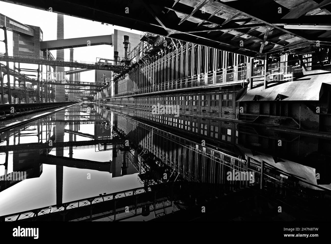 Zone d'eau à côté de l'usine de cokéfaction à Zeche Zollverein, Essen, Allemagne Banque D'Images