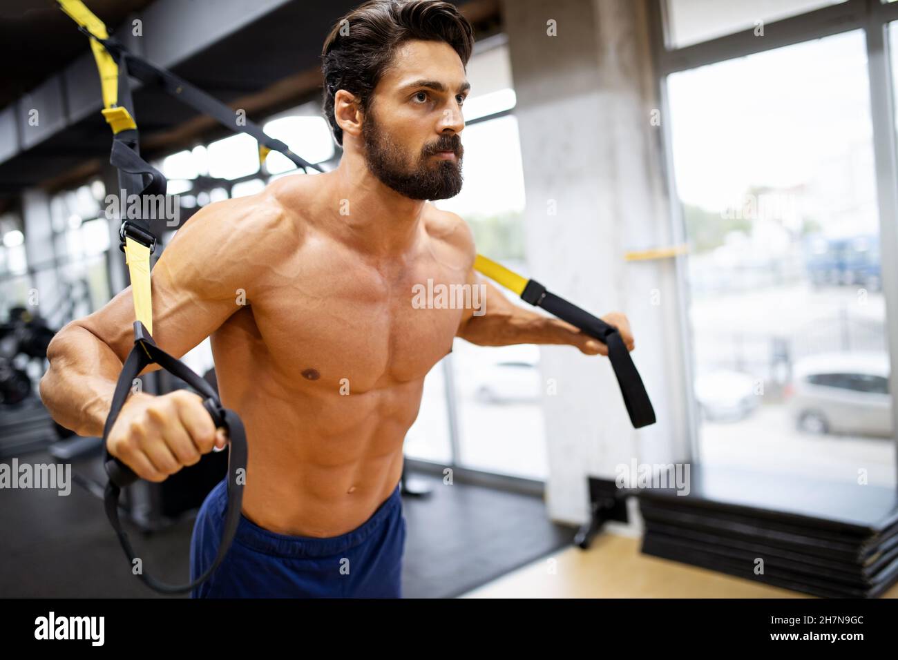 Portrait de l'homme en forme en salle de sport.Sport personnes sain style de vie exercice concept Banque D'Images