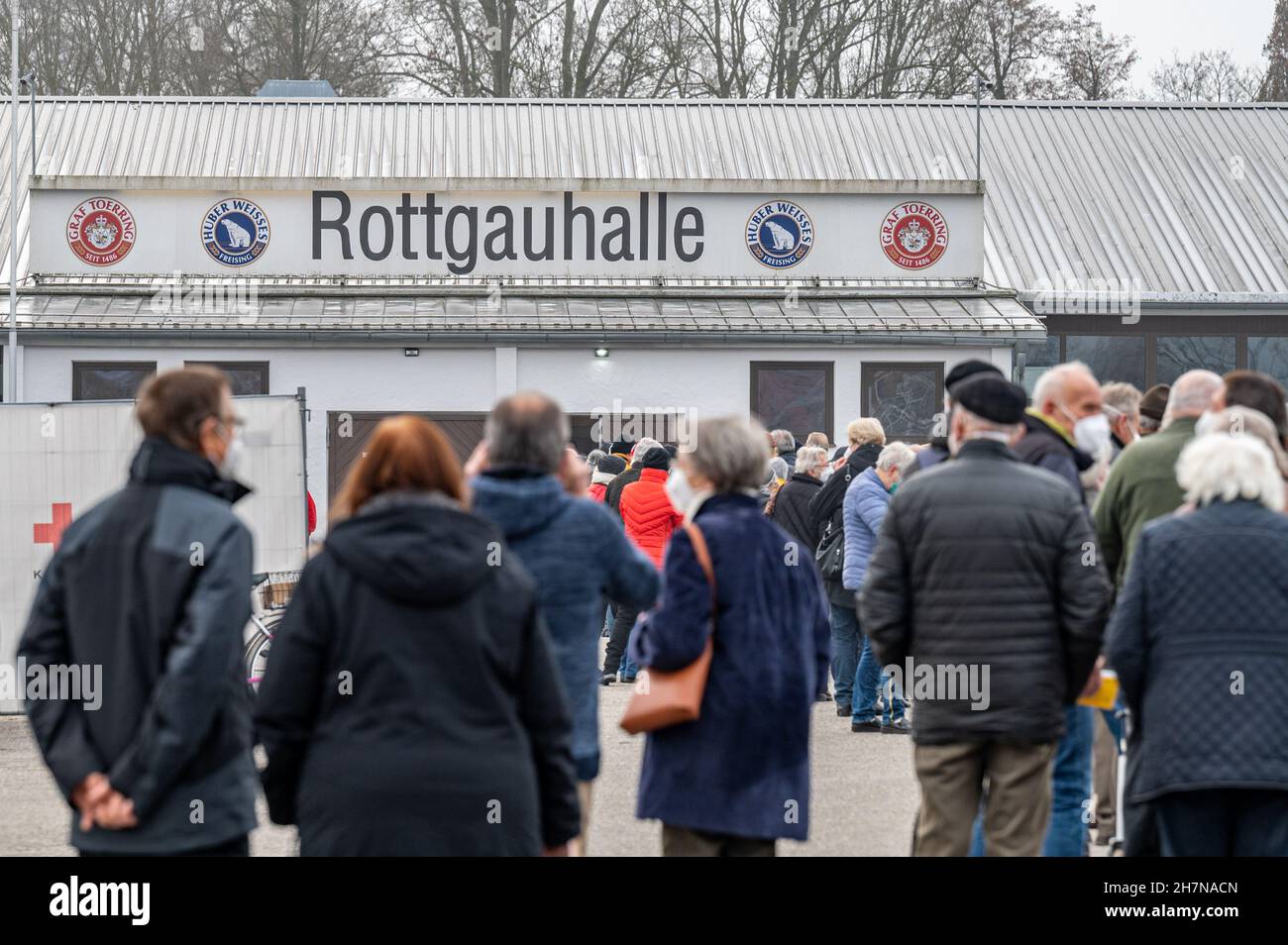 Eggenfelden, Allemagne.24 novembre 2021.De nombreuses personnes se trouvent en face du centre de vaccination du district de Rotttal-Inn dans le Rottgauhalle.Credit: Armin Weigel/dpa/Alay Live News Banque D'Images