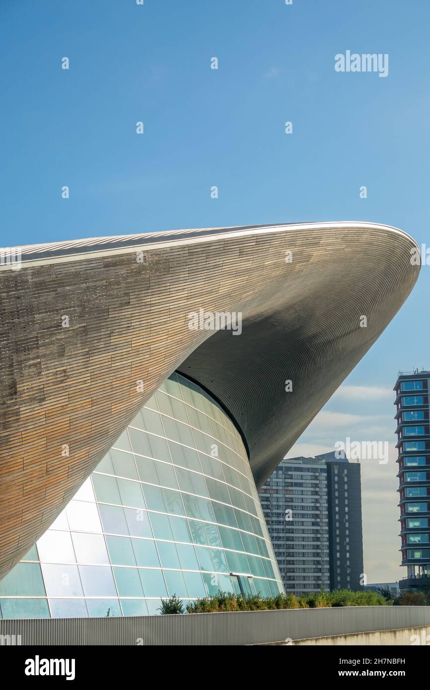 Architecture déconstructiviste du London Aquatics Centre avec béton d'arc et préfabriqué conçu par l'architecte Zaha Hadid dans le parc olympique de Stratford, Londres. Banque D'Images