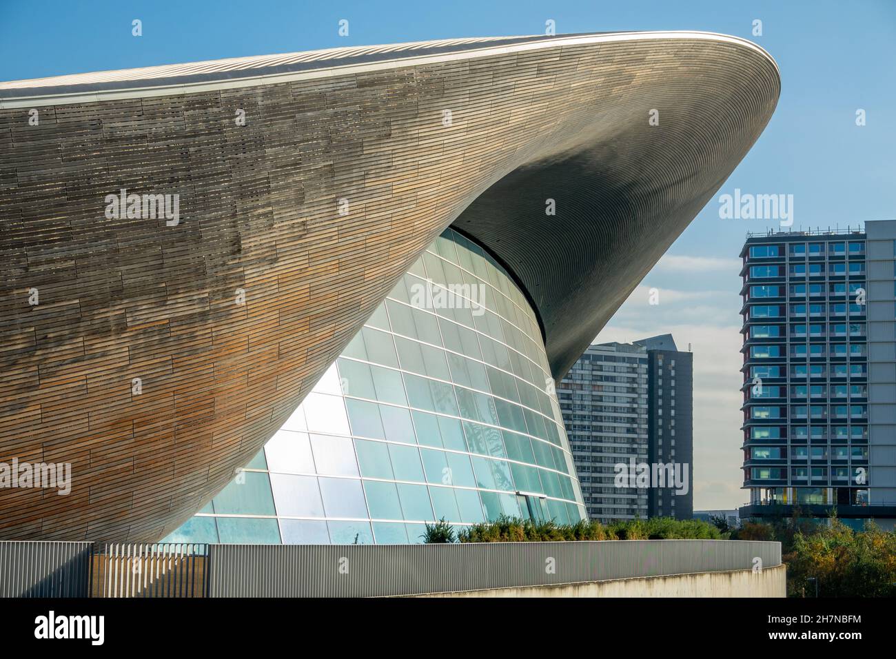 Architecture déconstructiviste du London Aquatics Centre avec béton d'arc et préfabriqué conçu par l'architecte Zaha Hadid dans le parc olympique de Stratford, Londres. Banque D'Images