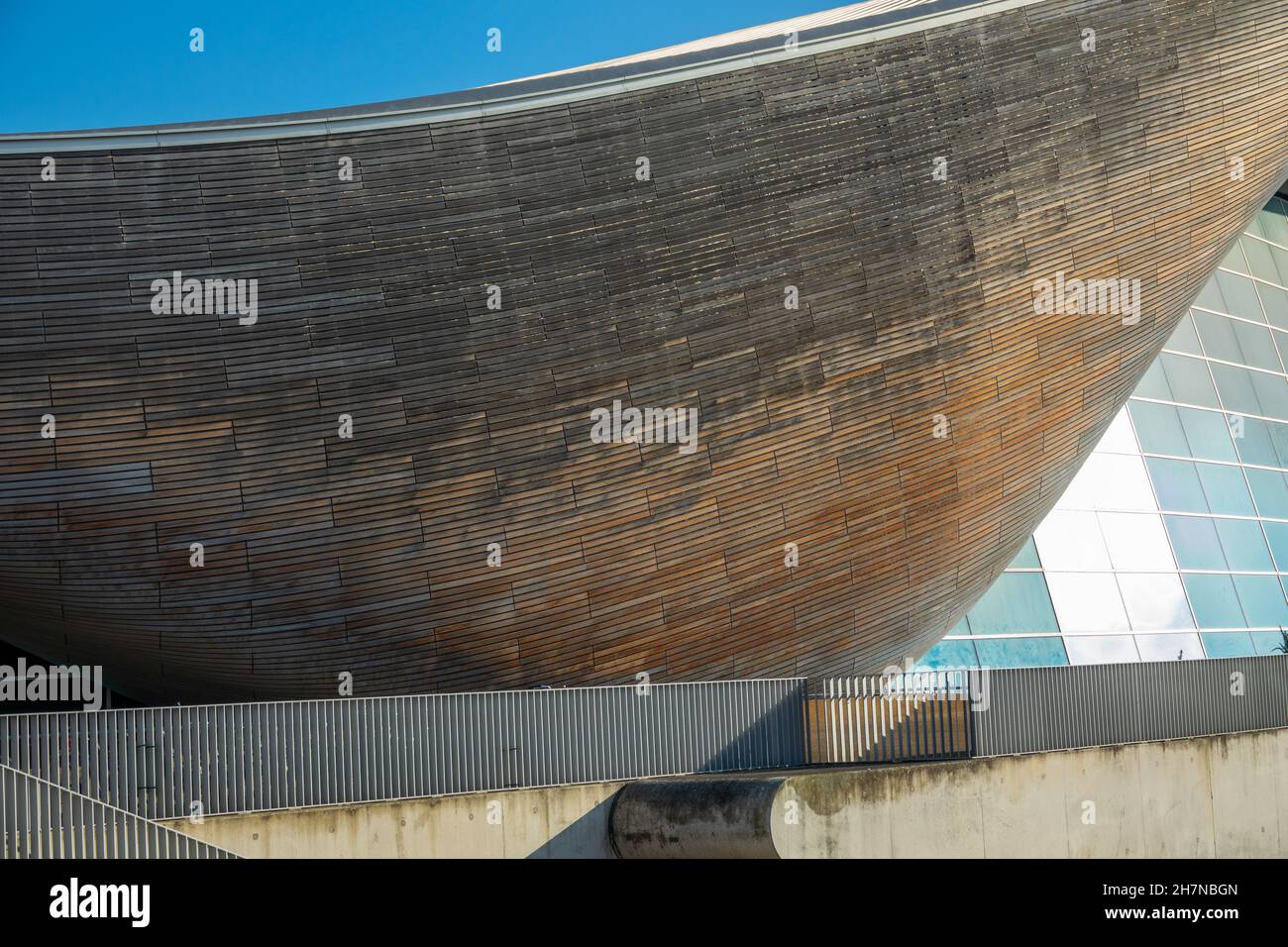 Architecture déconstructiviste du London Aquatics Centre avec béton d'arc et préfabriqué conçu par l'architecte Zaha Hadid dans le parc olympique de Stratford, Londres. Banque D'Images