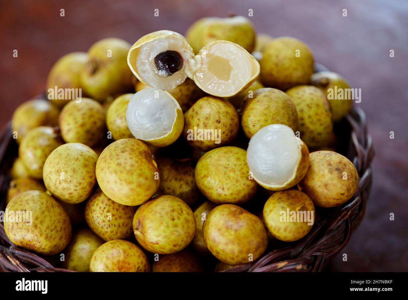 Groupe de fruits de longan dans un panier en osier Banque D'Images