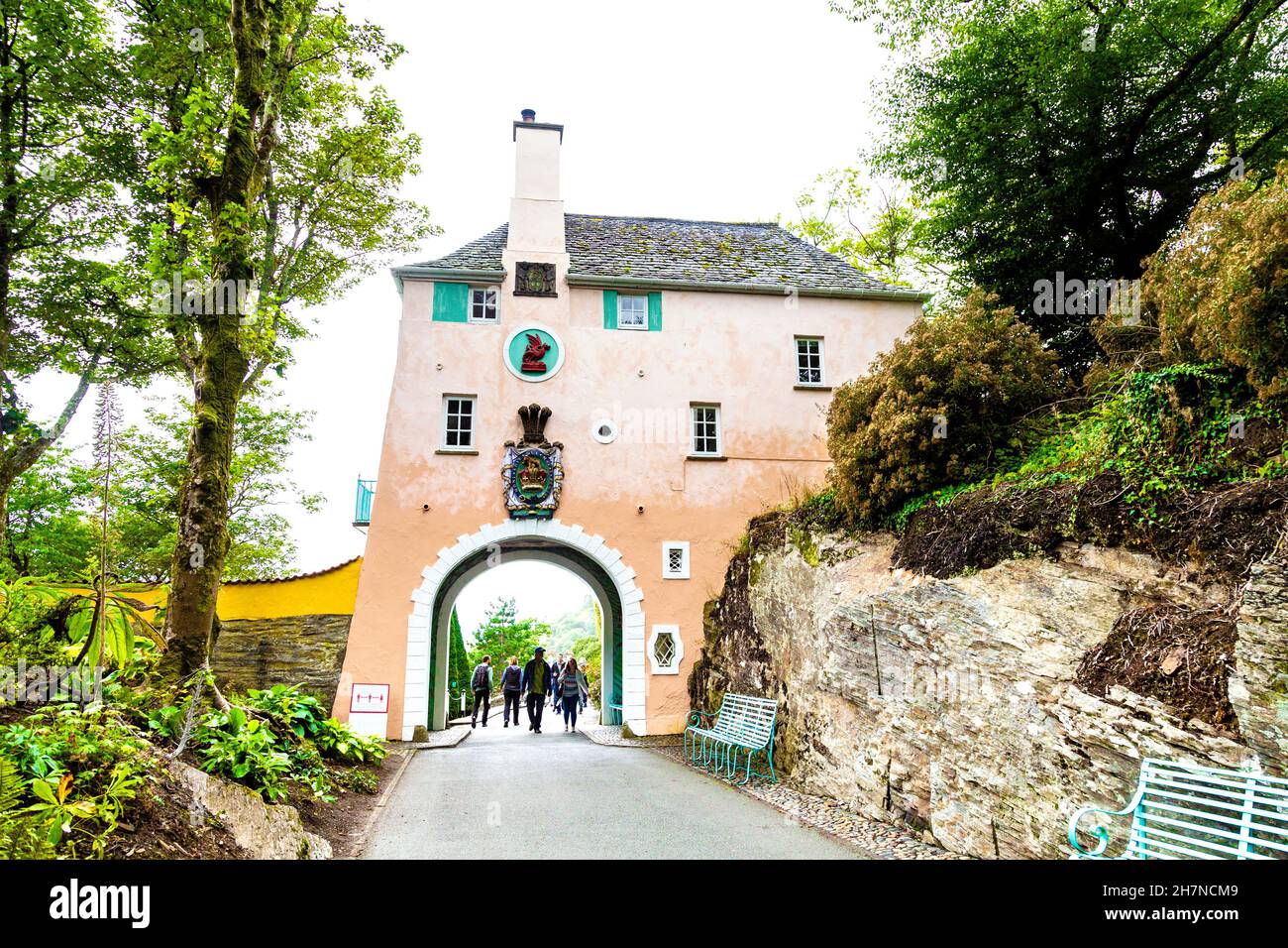 Bâtiment coloré dans la ville de style méditerranéen Portmeirion, parc national de Snowdonia, pays de Galles, Royaume-Uni Banque D'Images