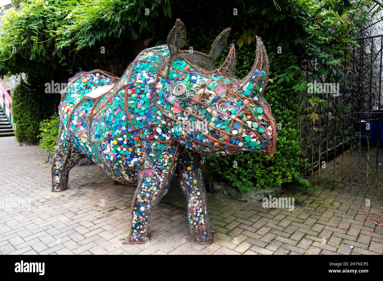 Sculpture de rhinocéros en fil de fer remplie de bottops en plastique, faisant partie d'un projet d'art communautaire, Betws y Coed train Station, Snowdonia, pays de Galles, Royaume-Uni Banque D'Images