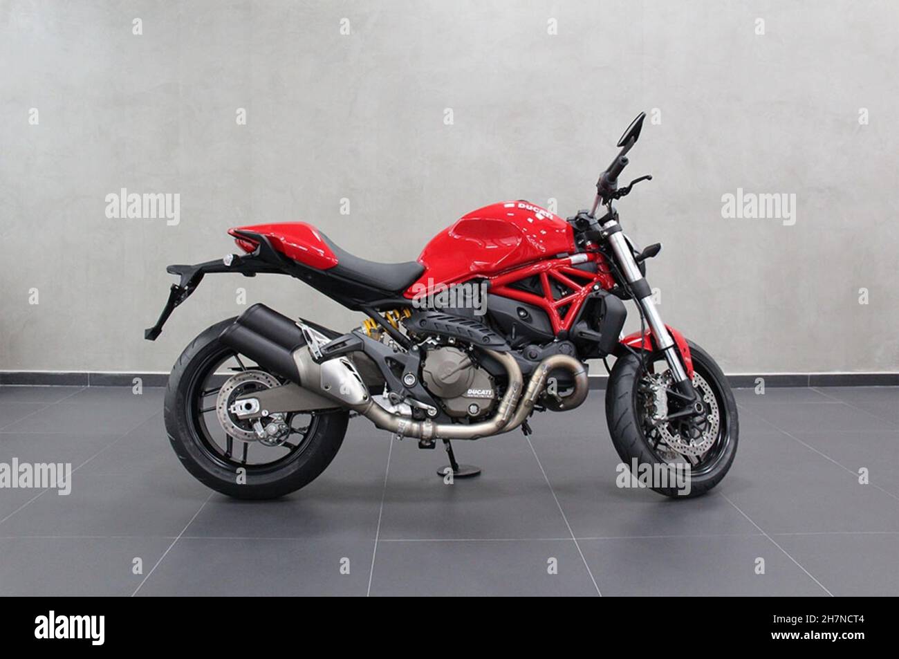 Motorcycle ducati monster 821 Banque de photographies et d'images à haute  résolution - Alamy