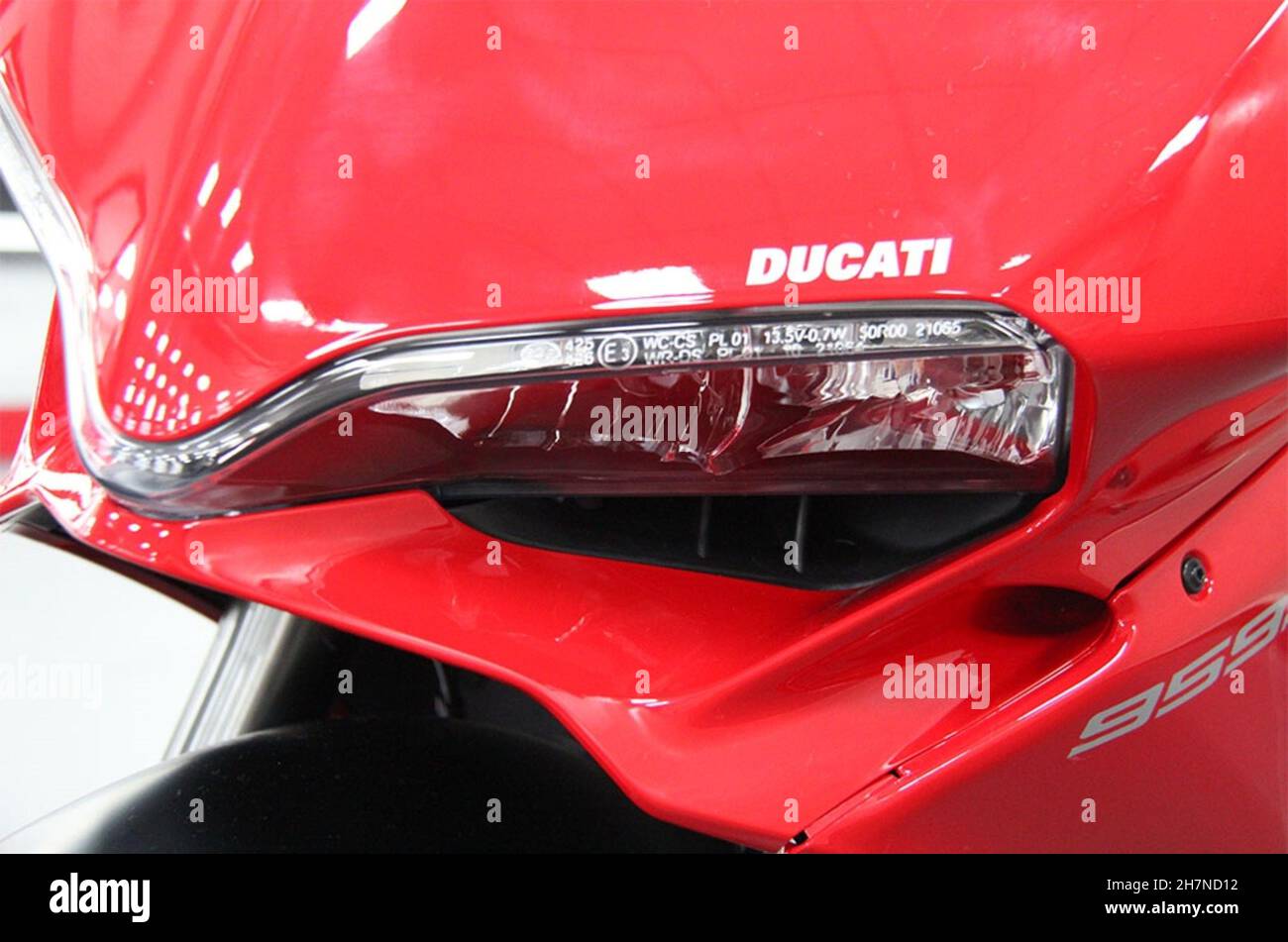 Moto Ducati 959 : gros plan du phare, couleur rouge, isolé.São Paulo - São Paulo - Brésil.Mars 2017. Banque D'Images