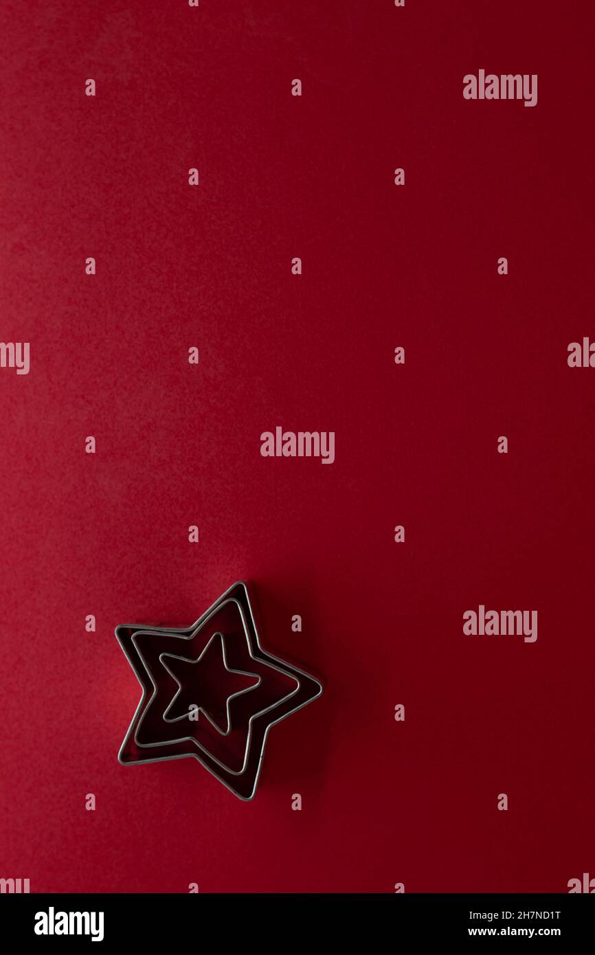 Arrière-plan minimaliste de Noël rouge avec étoile et espace de copie pour le texte. Banque D'Images