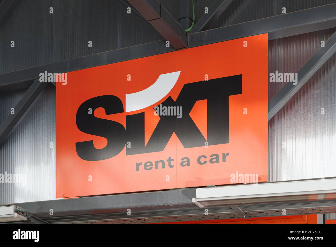VALENCE, ESPAGNE - 23 NOVEMBRE 2021 : Sixt est une société allemande de location de voitures Banque D'Images
