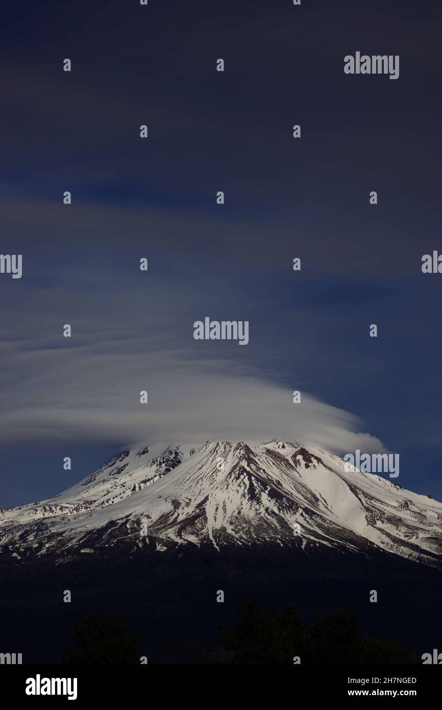 Belle vue sur le montVolcan Shasta partiellement couvert de nuages en Californie Banque D'Images